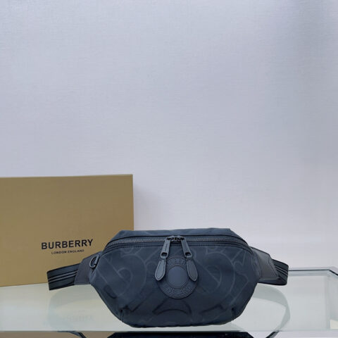 Burberry B家腰包借鉴九十年代街头风格