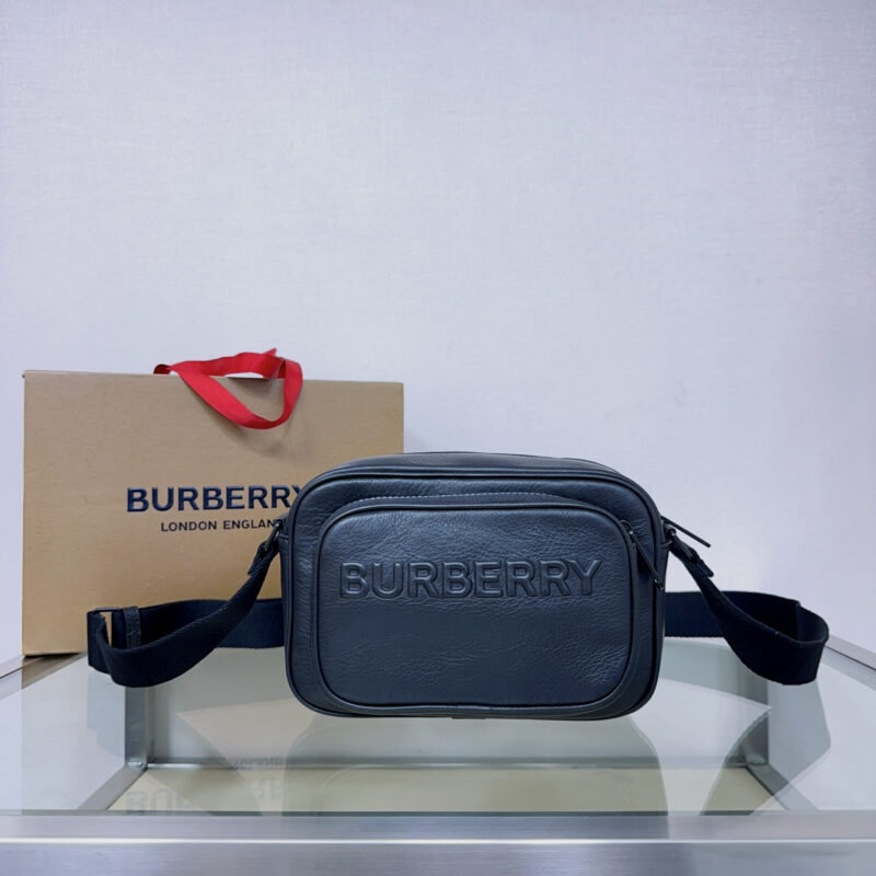 Burberry B家精巧的斜背包