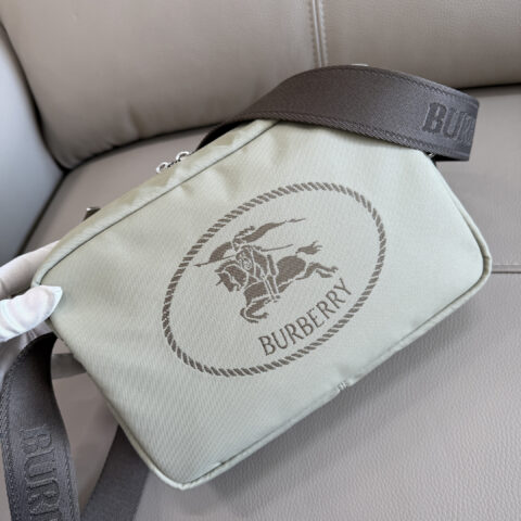 Burberry B家最新斜背包