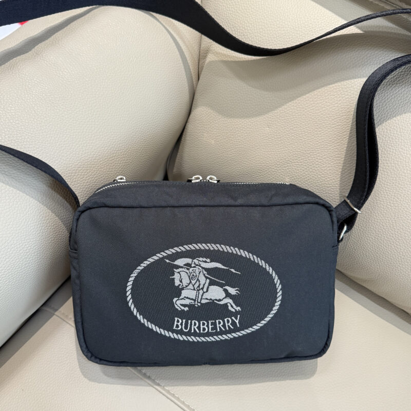 Burberry B家最新斜背包