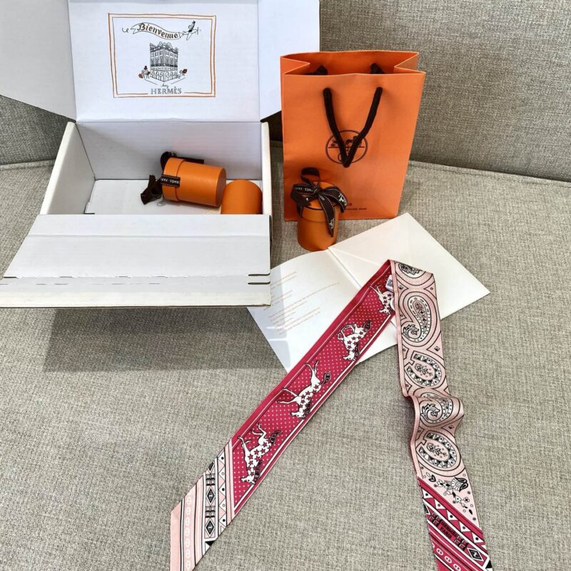 HERMES 『爱心骏马BANDANA”Twilly小丝巾』