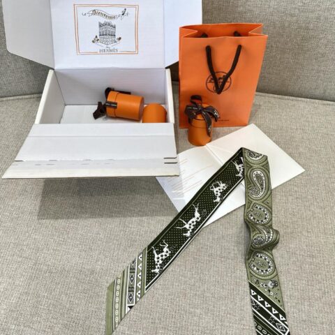 HERMES『爱心骏马BANDANA”Twilly小丝巾』