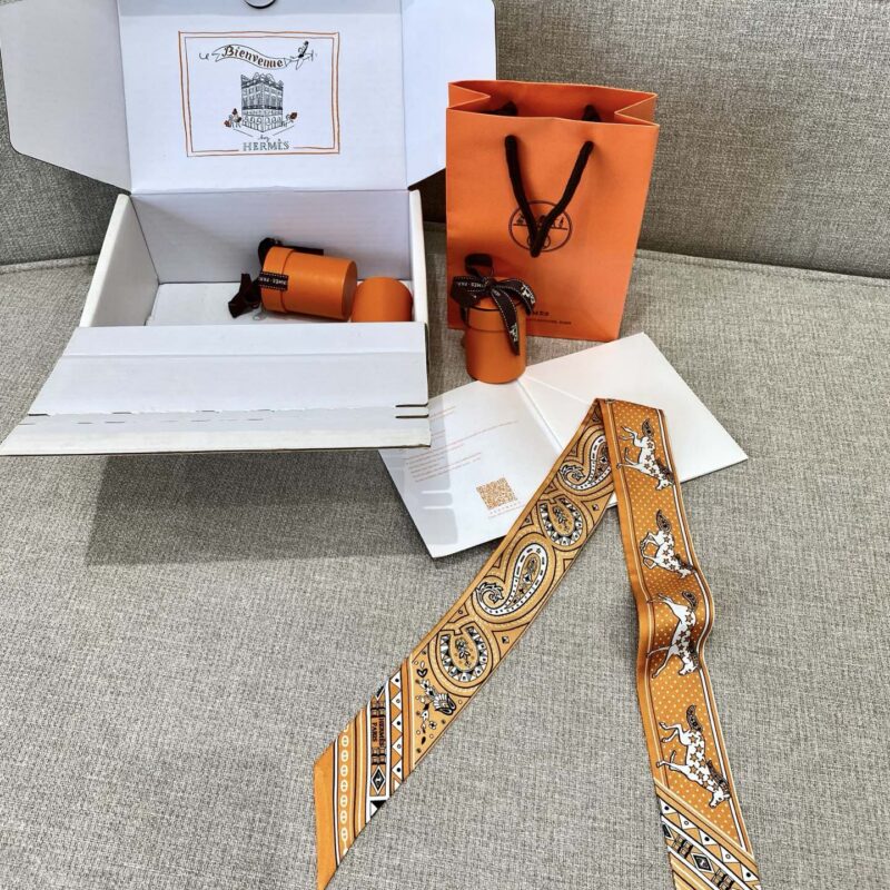 HERMES 『爱心骏马BANDANA”Twilly小丝巾』