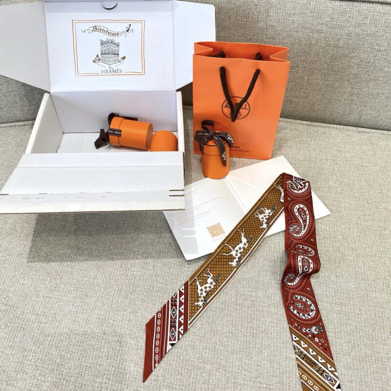 HERMES 『爱心骏马BANDANA”Twilly小丝巾』
