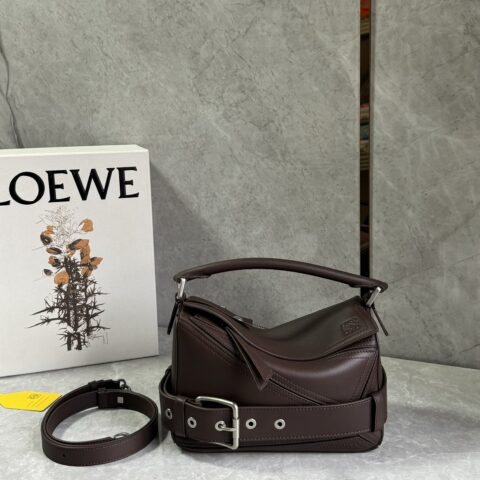 LOEWE 𝑝𝑢𝑧𝑧𝑙𝑒机车包 布朗尼棕 0189
