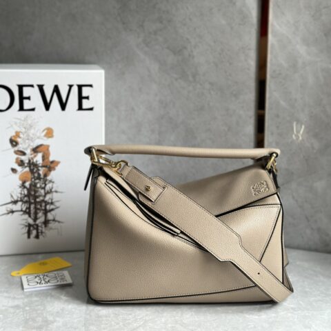 LOEWE 其独特荔枝皮纹路 0160