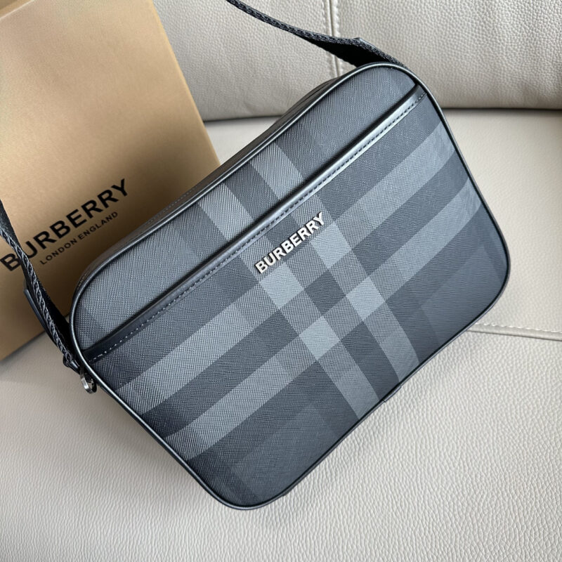 Burberry B家最新精巧的斜背包 型号6881