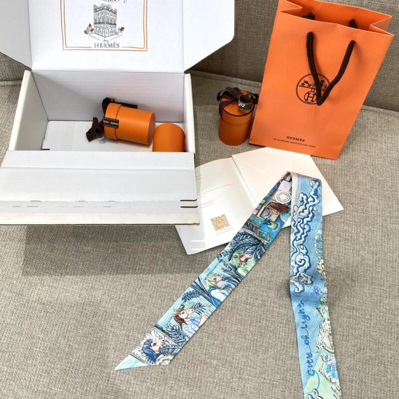 HERMES  『光之城 Twilly小丝巾』