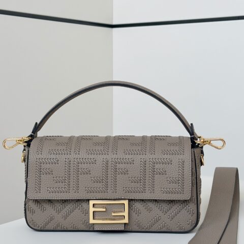 FENDI Baguette 新版法棍包 款号：8680