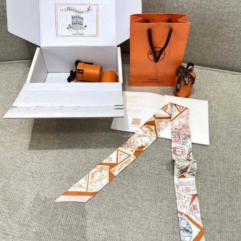 HERMES  『福宝集邮者Twilly小丝巾』
