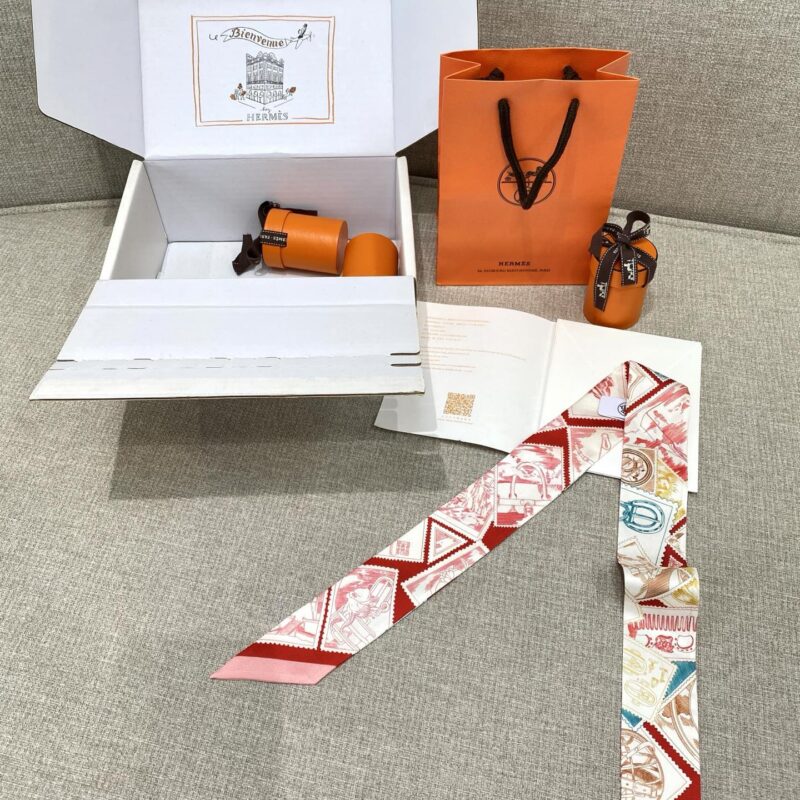 HERMES『福宝集邮者Twilly小丝巾』