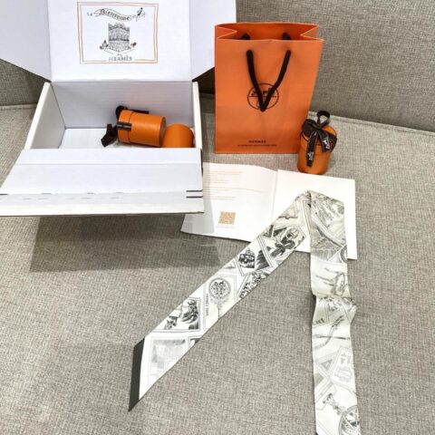 HERMES 『福宝集邮者Twilly小丝巾』