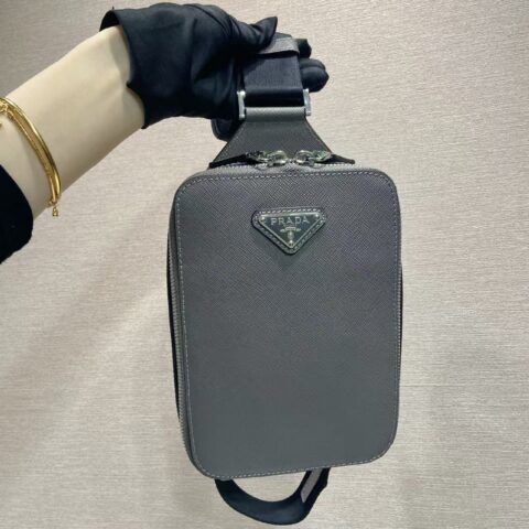PRADA 新款胸包🎉2VZ106胸包新色