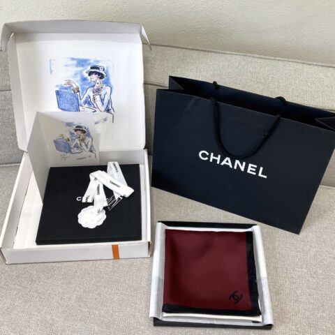 CHANEL 『几何拼色90方巾』