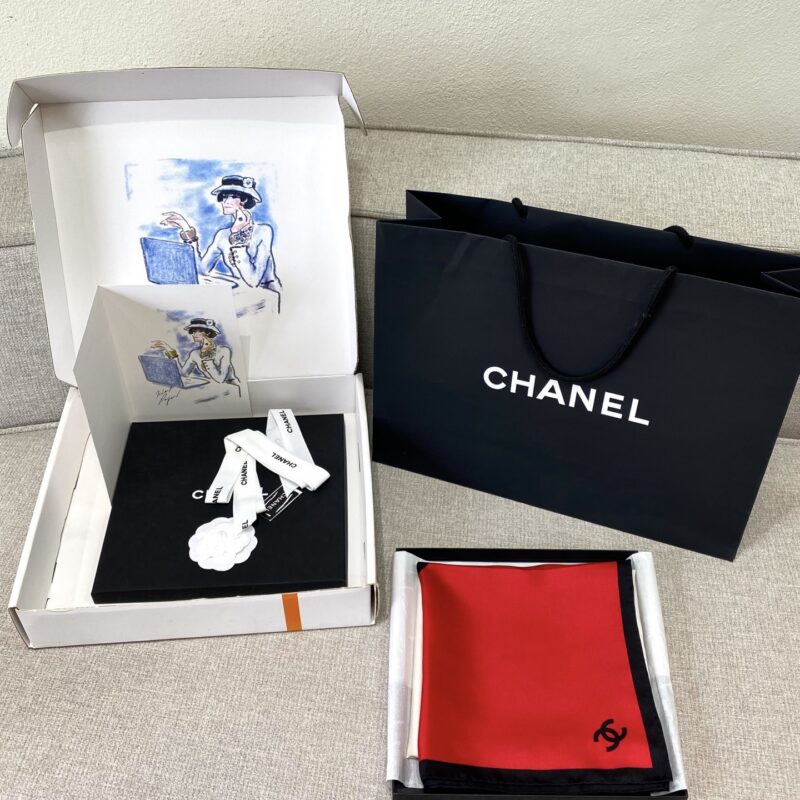 CHANEL 『几何拼色90方巾』