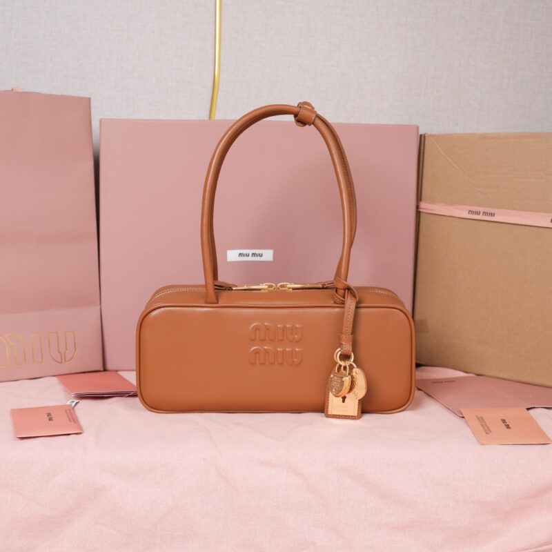 MIUMIU Miu新尺寸长手柄保龄球 5BB173 干邑色
