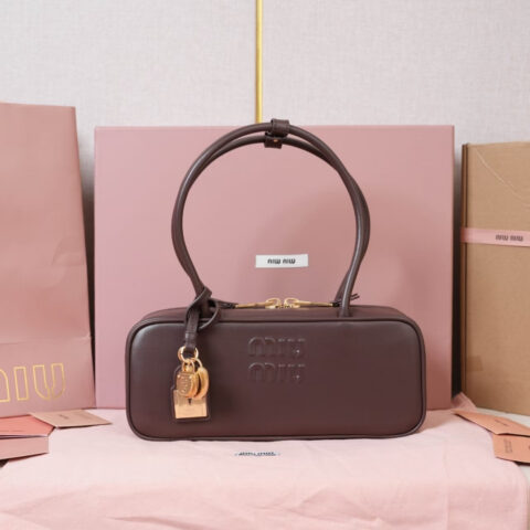 MIUMIU Miu新尺寸长手柄保龄球 5BB173 石楠木色
