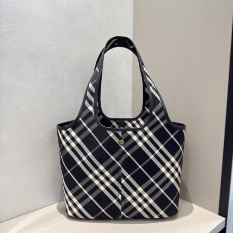 Burberry B家最新柔软立挺的托特包 型号6861