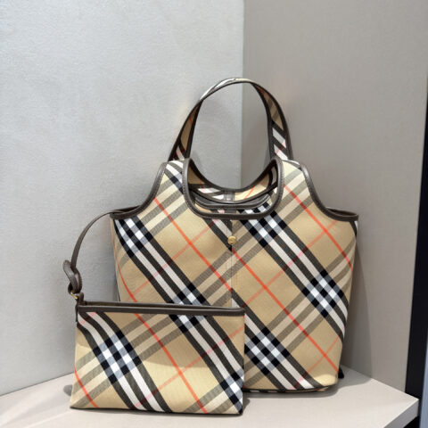 Burberry B家最新柔软立挺的托特包 型号6861