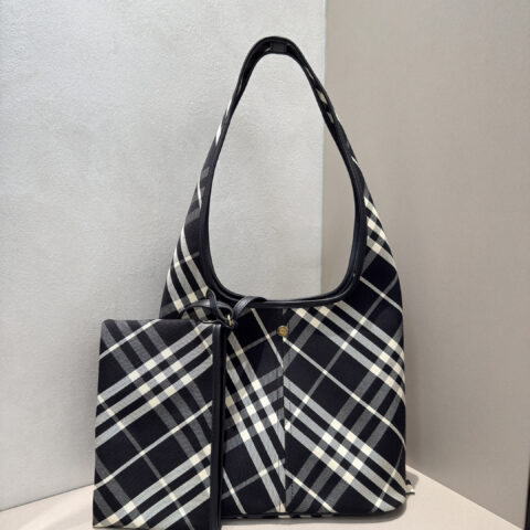 Burberry B家最新柔软立挺的肩背包 型号6781