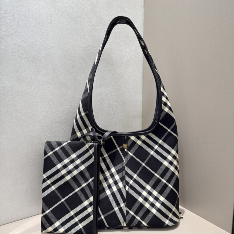 Burberry B家最新柔软立挺的肩背包 型号6781