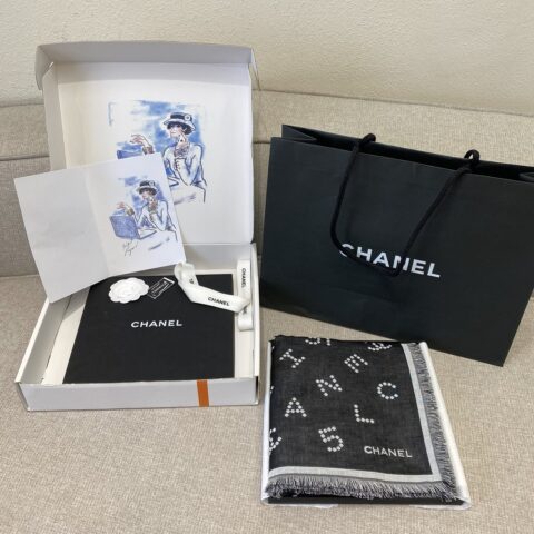 CHANEL 『珍珠字母披肩』