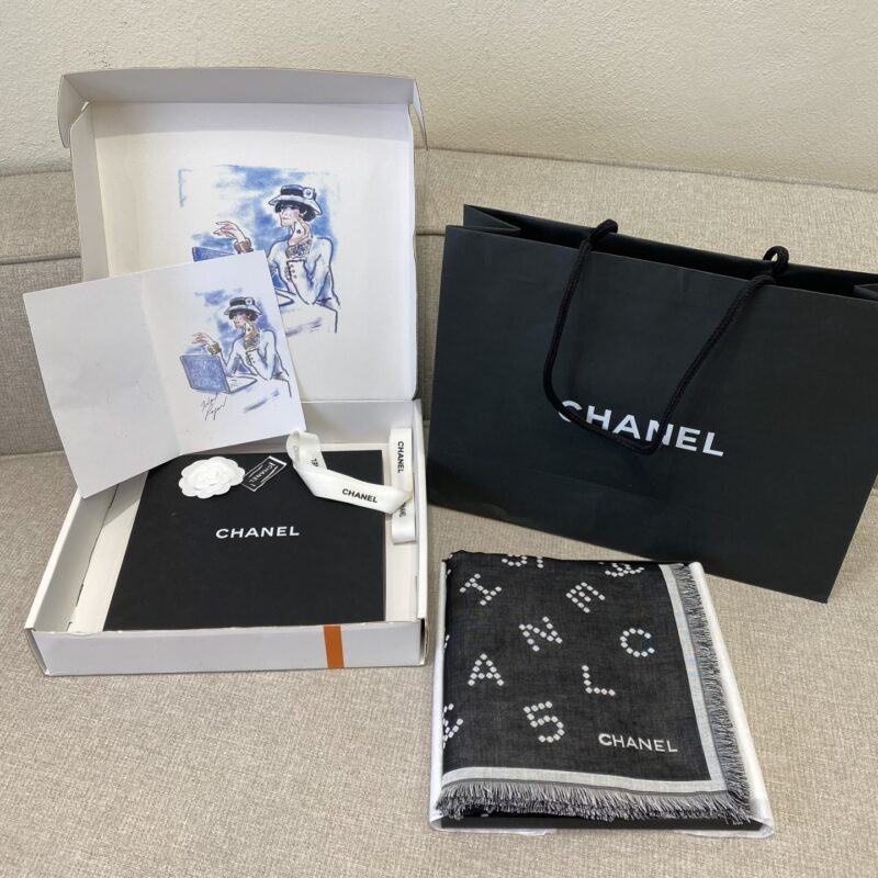 CHANEL 『珍珠字母披肩』