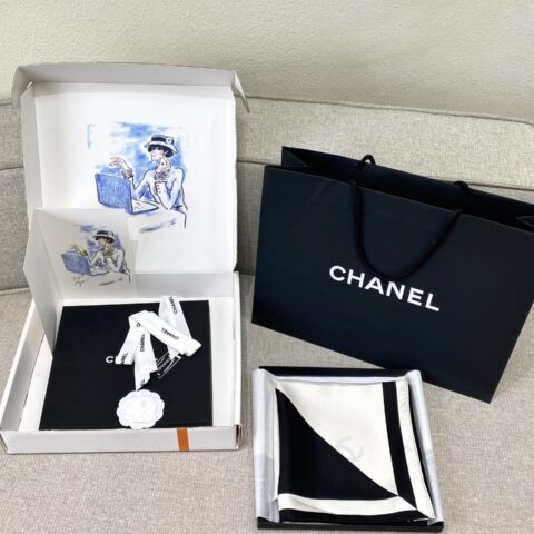 CHANEL 『熊猫黑白拼90方巾』