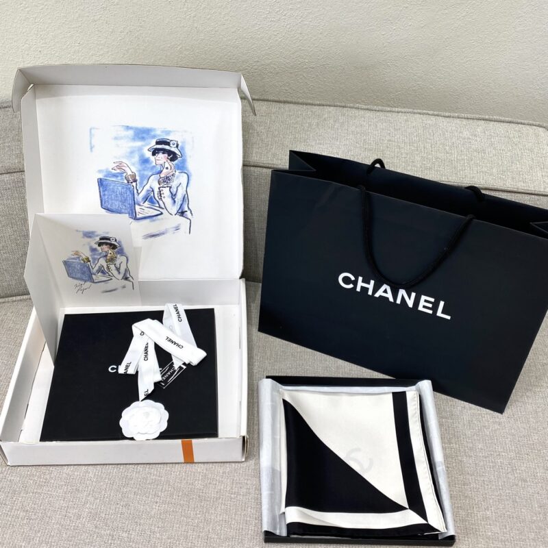 CHANEL 『熊猫黑白拼90方巾』