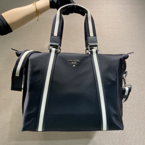 PRADA P家岀爆款男包，2096黑