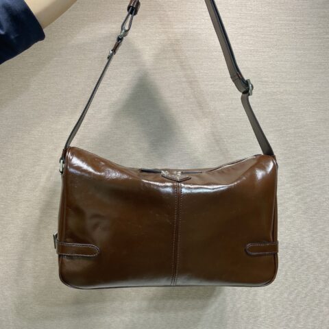PRADA  新品油腊皮🎉2VH187邮差包