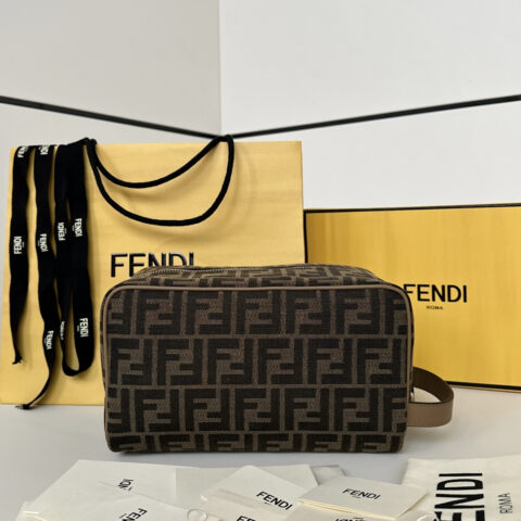 FENDI 老花手拿包/洗漱包 款号 8707L啡