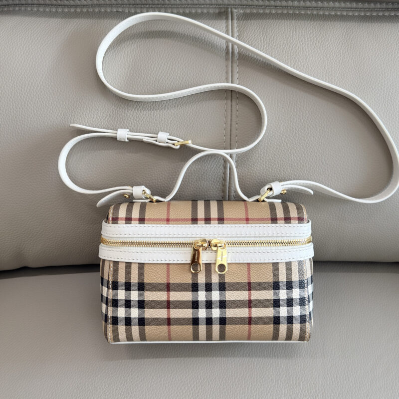 Burberry B家格纹 Vanity 包款 型号5251