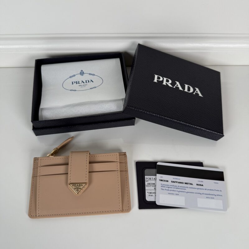 PRADA P家➡️最新三角微标卡包,型号1MC038