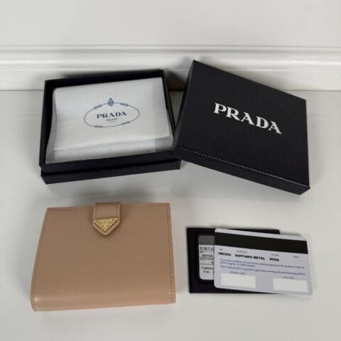 PRADA P家➡️最新三角微标短夹;型号1MV204