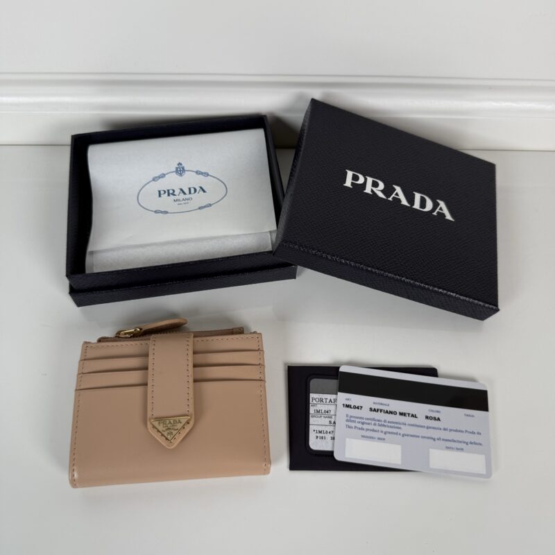PRADA P家➡️最新三角微标卡包,型号1ML047