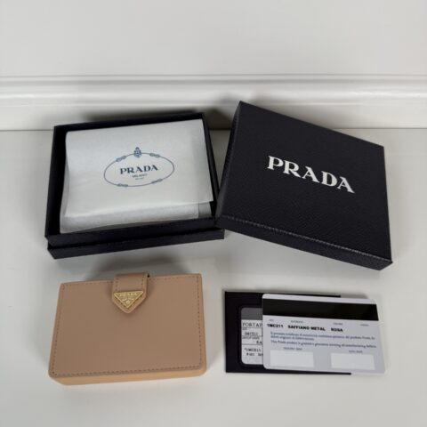 PRADA P家➡️最新三角微标卡包,型号1MC211,裸粉色