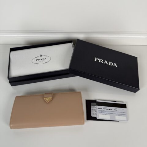 PRADA P家➡️最新三角微标皮夹，型号1MV025，祼粉色