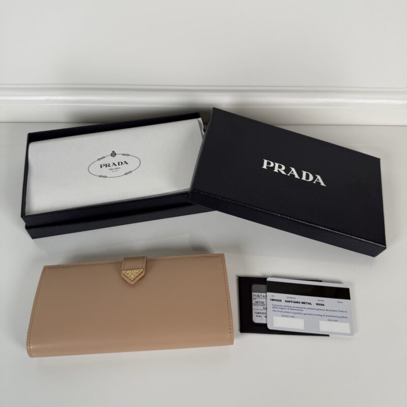 PRADA P家➡️最新三角微标皮夹，型号1MV025，祼粉色