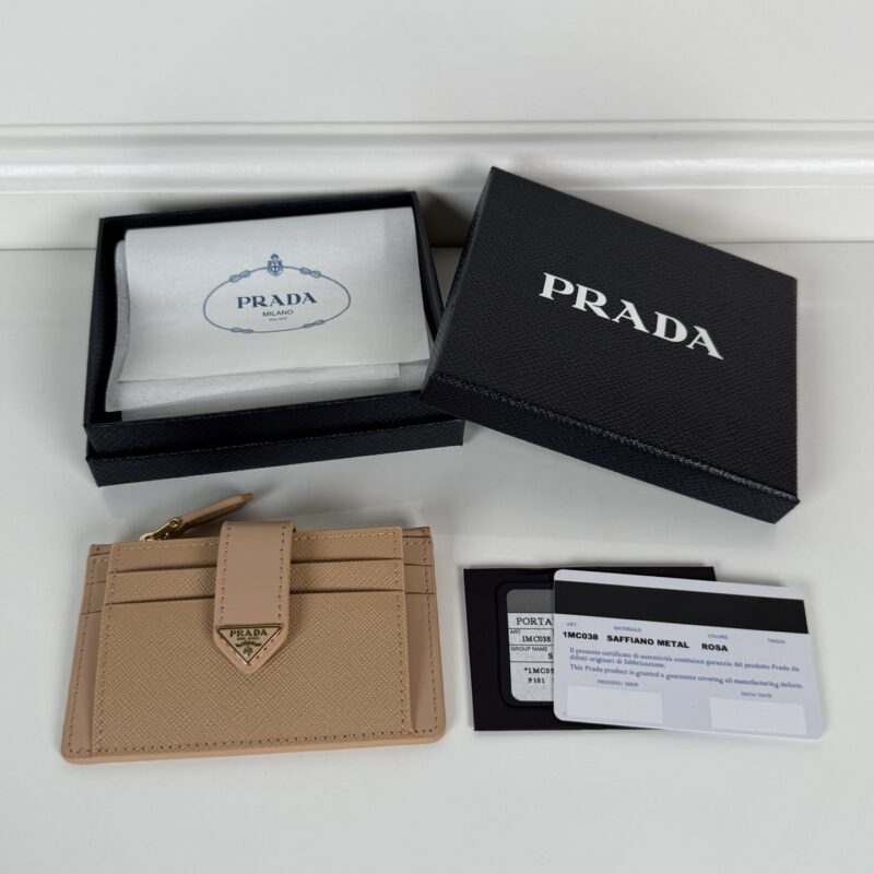 PRADA P家➡️最新三角微标卡包，型号1MC038,