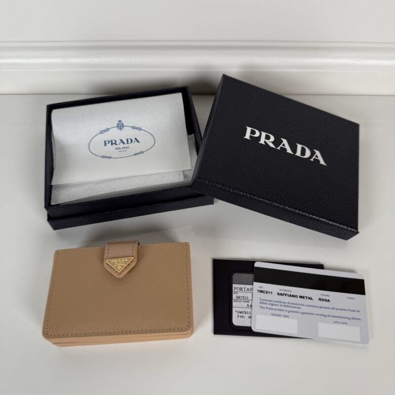 PRADA P家➡️最新三角微标卡包,型号1MC211