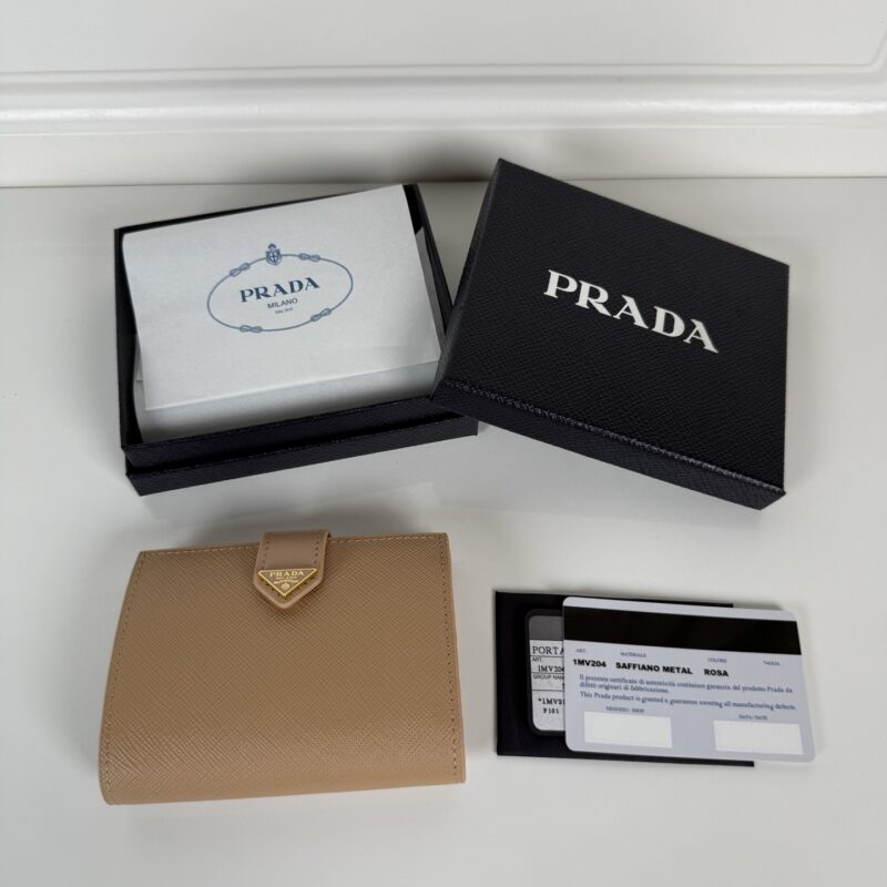 PRADA P家➡️最新三角微标短夹；型号1MV204