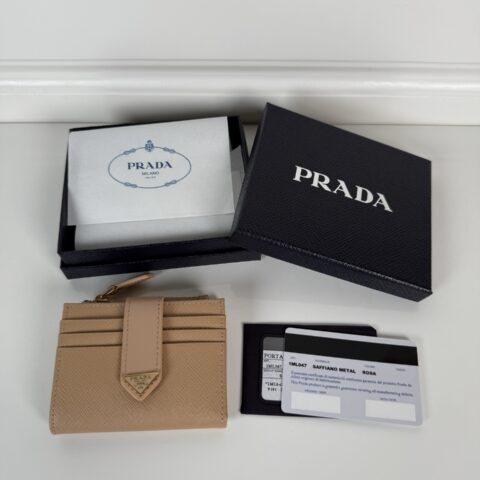 PRADA P家➡️最新三角微标卡包,型号1ML047,裸粉色