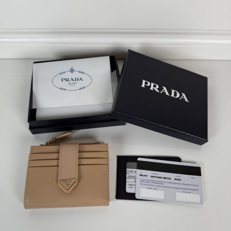 PRADA P家➡️最新三角微标卡包,型号1ML047,裸粉色