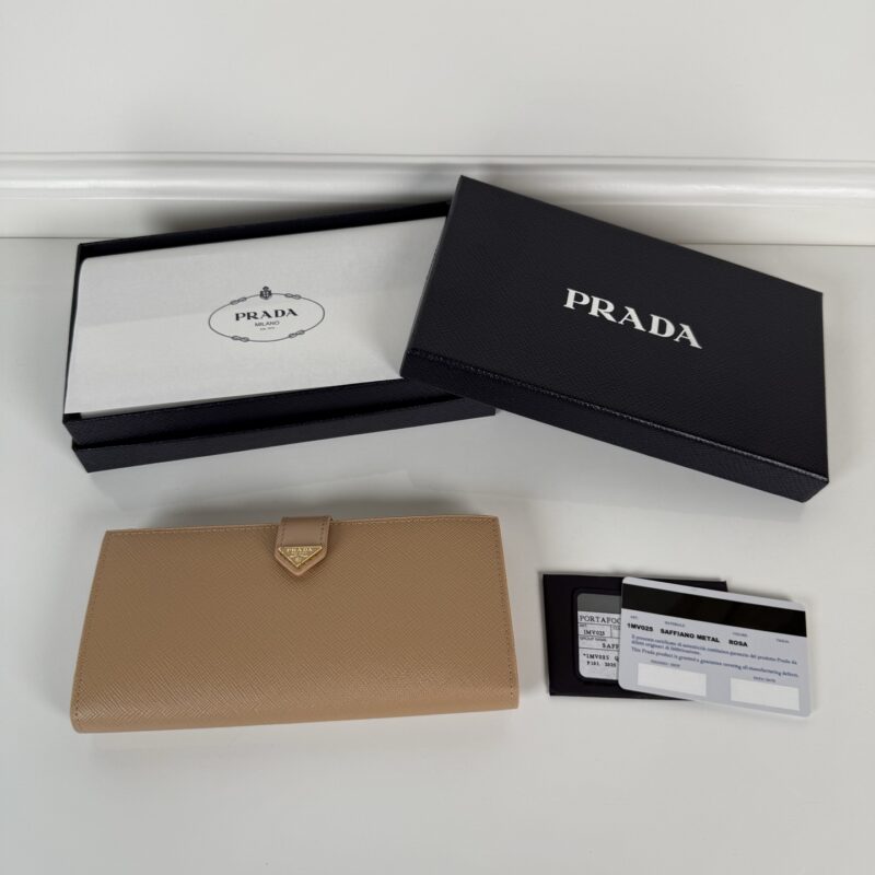 PRADA P家➡️最新三角微标皮夹，型号1MV025，裸粉色