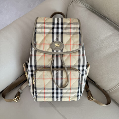 Burberry 柔软立挺的 Horseshoe 双肩包 型号3961