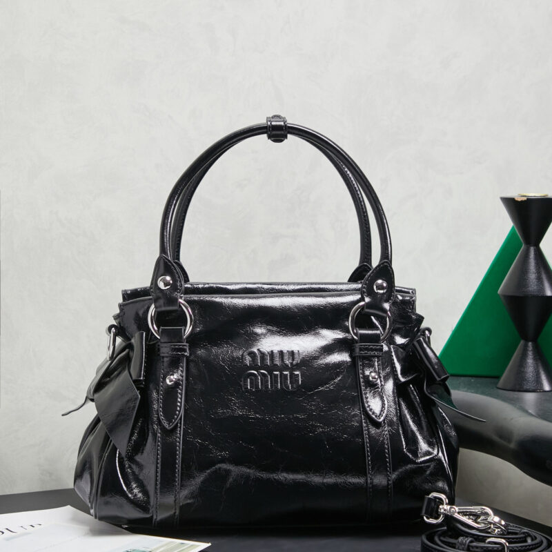 MIUMIU 新品机车包手袋,型号5BA327 黑色