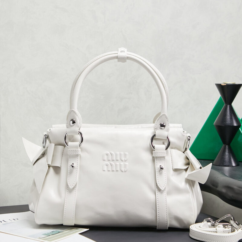 MIUMIU 新品机车包手袋,型号5BA327 白色