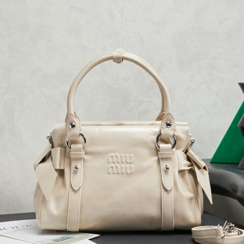 MIUMIU 新品机车包手袋,型号5BA327 杏色