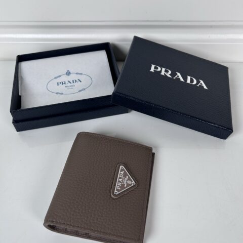 PRADA P家➡️男女通用短款钱包，（升级版）型号2MO004